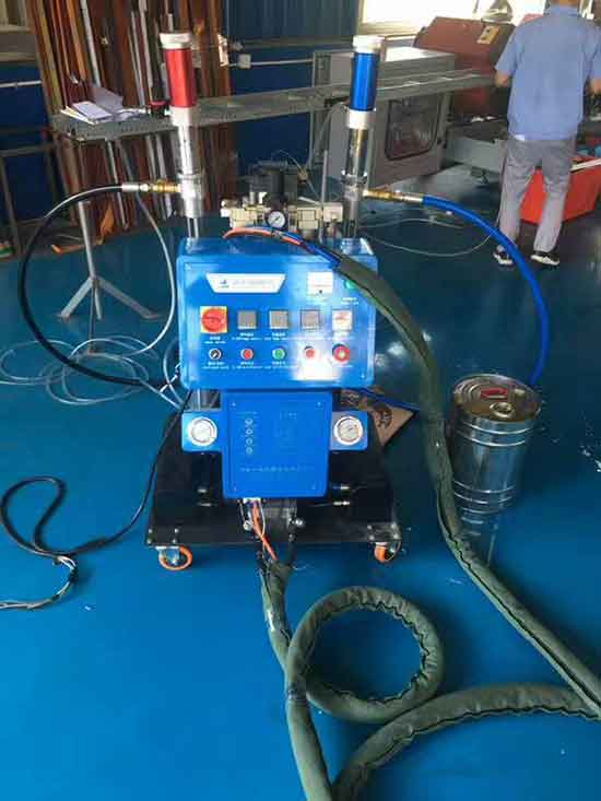 聚氨酯包裝發(fā)泡灌注機(圖1) Q2600D聚氨酯包裝發(fā)泡灌注機