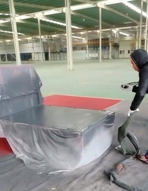 車廂防腐耐磨聚脲噴涂(圖1) 車廂防腐耐磨聚脲噴涂