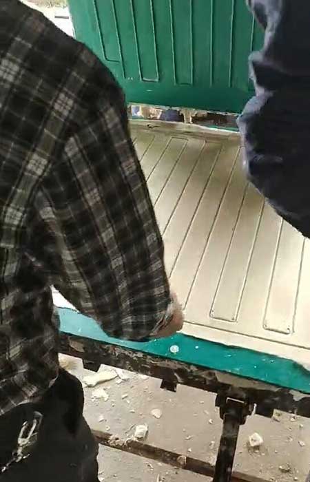 發(fā)泡地磚 聚氨酯發(fā)泡設備(圖2) 發(fā)泡地磚制作聚氨酯發(fā)泡設備案例