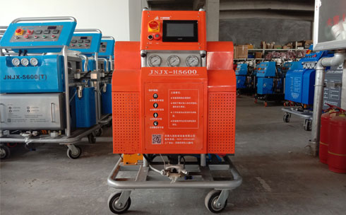 聚氨酯硬質(zhì)仿木發(fā)泡機(jī)(圖1) H5600-PLC聚氨酯硬質(zhì)仿木發(fā)泡機(jī)