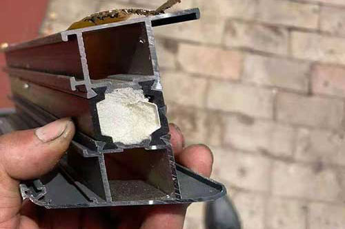 斷橋鋁填充聚氨酯發(fā)泡材料工藝斷橋鋁填充專用聚氨酯噴涂設(shè)備(圖3) 斷橋鋁填充聚氨酯發(fā)泡材料