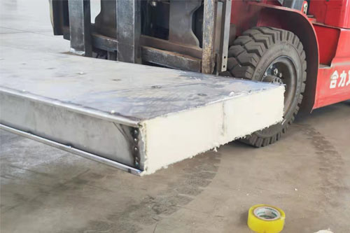 斷橋鋁填充聚氨酯發(fā)泡材料工藝斷橋鋁填充專用聚氨酯噴涂設(shè)備(圖2) 斷橋鋁填充聚氨酯發(fā)泡材料