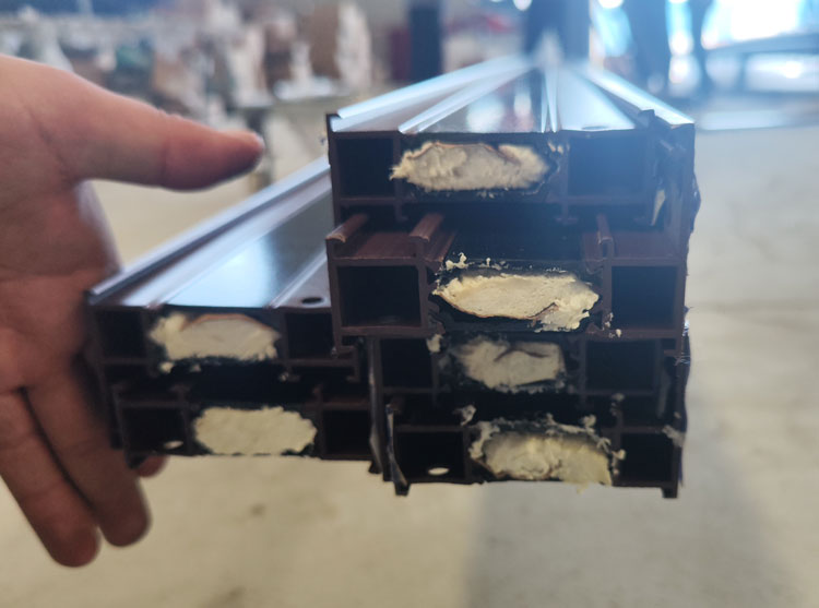 斷橋鋁型材空腔里的發(fā)泡(圖4) 斷橋鋁型材空腔里的發(fā)泡