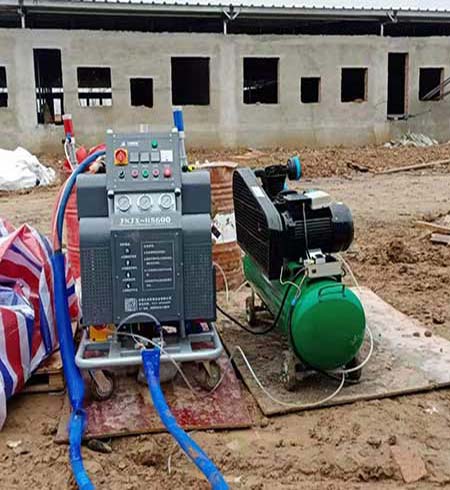 養(yǎng)殖場頂棚保溫用什么材料(圖1) 液壓H5600聚氨酯噴涂機