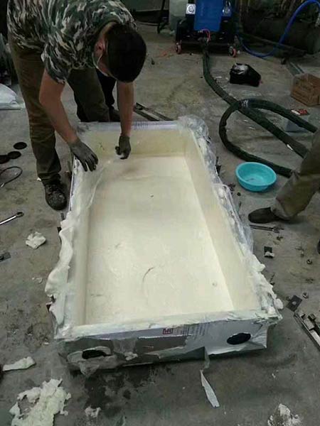 硬泡保溫層聚氨酯噴涂機(jī)(圖1) 硬泡保溫層聚氨酯噴涂