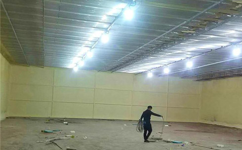 冷庫墻體保溫聚氨酯噴涂機現(xiàn)場施工(圖1) 冷庫墻體保溫聚氨酯噴涂機現(xiàn)場施工