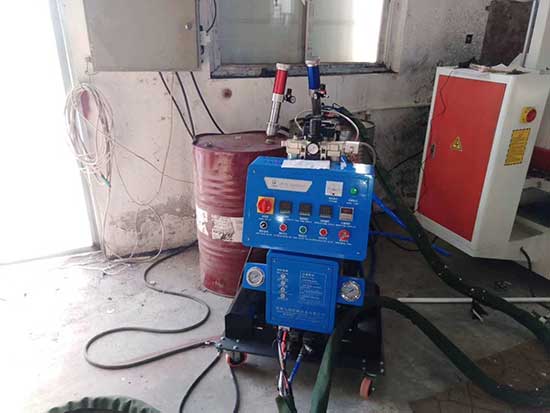 鋁型材門窗保溫聚氨酯澆注機(jī)(圖2) Q2600D鋁型材門窗保溫聚氨酯澆注機(jī)