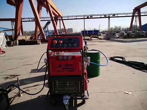 聚氨酯發(fā)泡填充 物品包裝箱體填充現(xiàn)場發(fā)泡(圖2) H5800聚氨酯發(fā)泡機